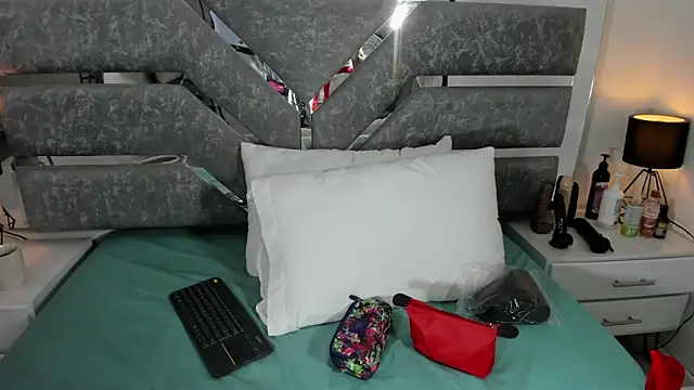 Snapshot of Karla-Lin chatting on October 31, 2025, 12:50 pm Karla-Lin online show from October 31, 2025, 12:50 pm