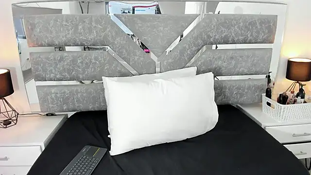 Snapshot of Karla-Lin chatting on November 3, 2025, 12:17 pm Karla-Lin online show from November 3, 2025, 12:17 pm