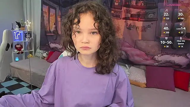 EmilyChaves online show from October 1, 2025, 6:03 pm