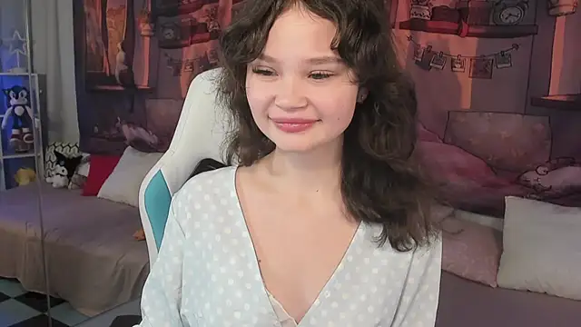 EmilyChaves online show from November 15, 2025, 4:47 pm