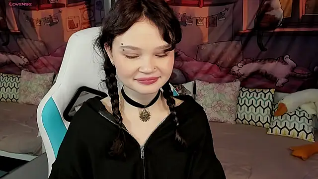 Snapshot of EmilyChaves chatting on April 7, 2026, 6:03 am EmilyChaves online show from April 7, 2026, 6:03 am