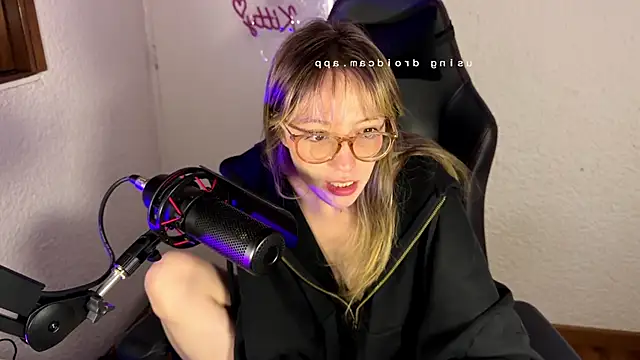 ReenKitty online show from June 17, 2026, 4:59 am