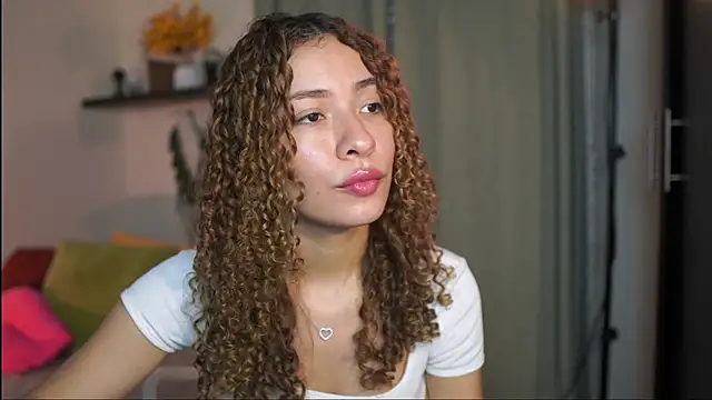 Snapshot of isabella-garcia- chatting on October 21, 2025, 2:01 am isabella-garcia- online show from October 21, 2025, 2:01 am