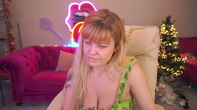 BellaLaPetit online show from January 13, 2026, 1:49 pm