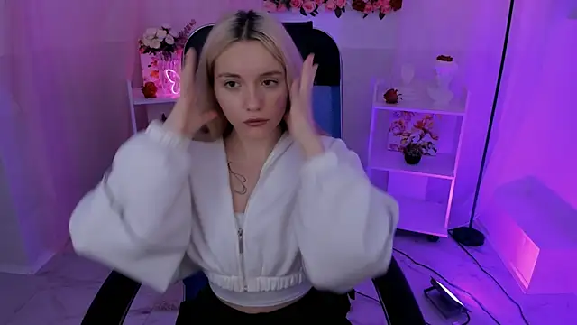 AuroraWrenfield online show from September 23, 2025, 5:10 am