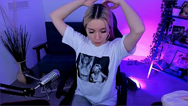 AuroraWrenfield online show from October 9, 2025, 4:43 am