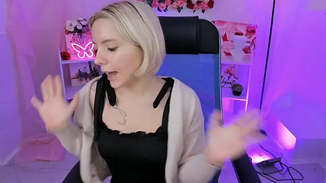 AuroraWrenfield online show from November 11, 2025, 4:34 am