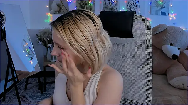 AuroraWrenfield online show from February 6, 2026, 4:28 am