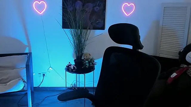 AuroraWrenfield online show from February 9, 2026, 4:38 am