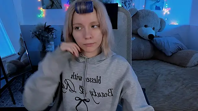 AuroraWrenfield online show from February 17, 2026, 4:20 am