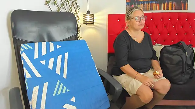 carolinacrus01 online show from October 8, 2025, 1:09 pm