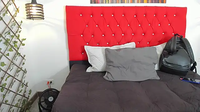 carolinacrus01 online show from October 23, 2025, 4:06 pm