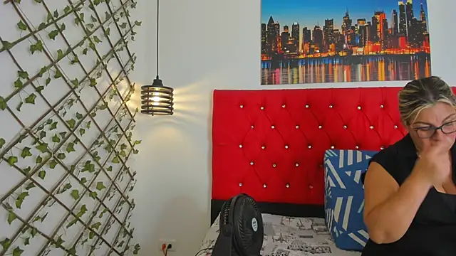 carolinacrus01 online show from October 31, 2025, 3:02 pm