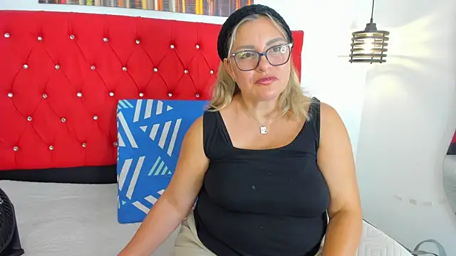 carolinacrus01 online show from December 16, 2025, 4:01 pm