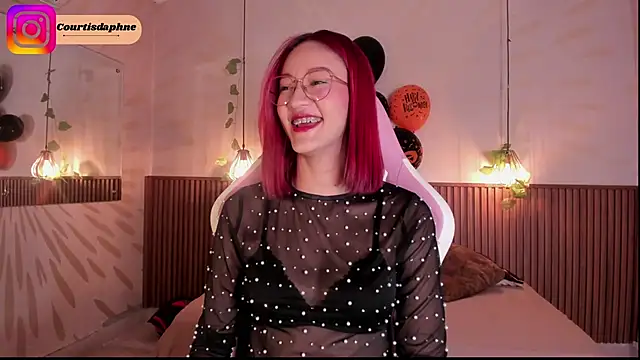 daphne courtis online show from October 25, 2025, 3:14 am