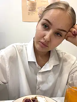 CandyVice online show from November 6, 2025, 5:03 pm