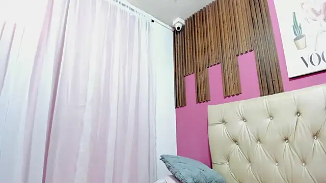 Lucia Spear online show from November 5, 2025, 12:49 pm