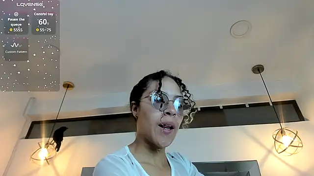 Hanna Cornee  online show from October 24, 2025, 1:40 pm