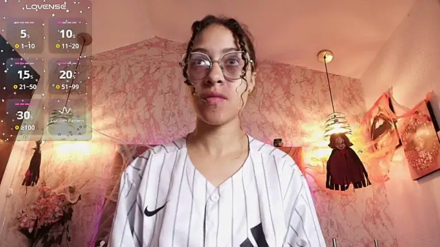 Hanna Cornee  online show from October 28, 2025, 1:47 pm