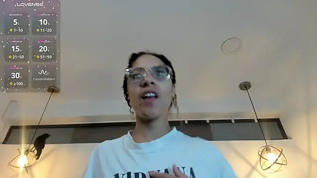 Hanna Cornee  online show from November 4, 2025, 1:54 pm