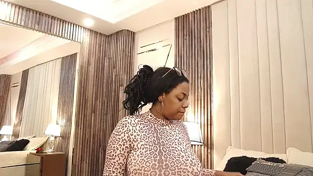 Snapshot of SheilaCoopers_ chatting on October 24, 2025, 12:23 pm SheilaCoopers online show from October 24, 2025, 12:23 pm