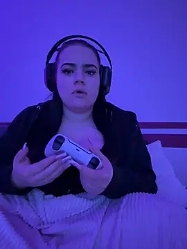 Shellybttn online show from April 9, 2026, 10:37 pm