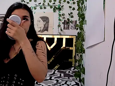 lucywhite13 online show from September 18, 2025, 4:31 pm