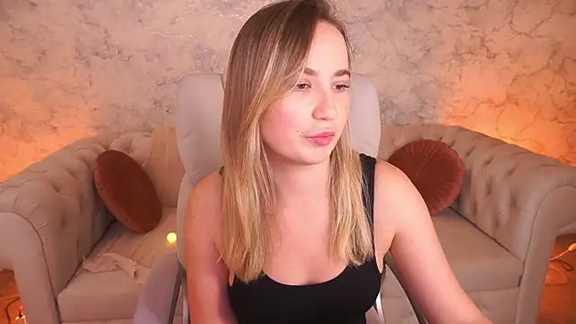 Snapshot of SofieBloom chatting on November 3, 2025, 12:02 am SofieBloom online show from November 3, 2025, 12:02 am