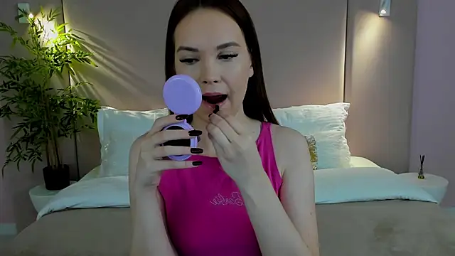 Snapshot of KiraHolli chatting on October 7, 2025, 3:04 am KiraHolli online show from October 7, 2025, 3:04 am