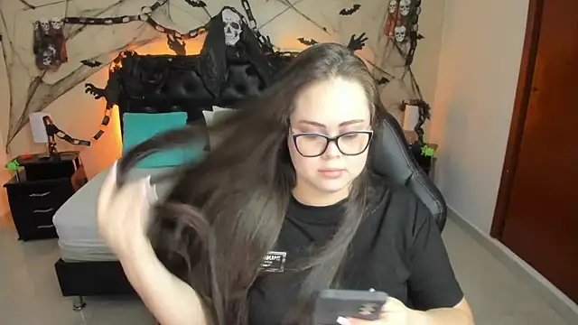 Snapshot of LolaVillalobos chatting on October 16, 2025, 2:07 pm LolaVillalobos online show from October 16, 2025, 2:07 pm