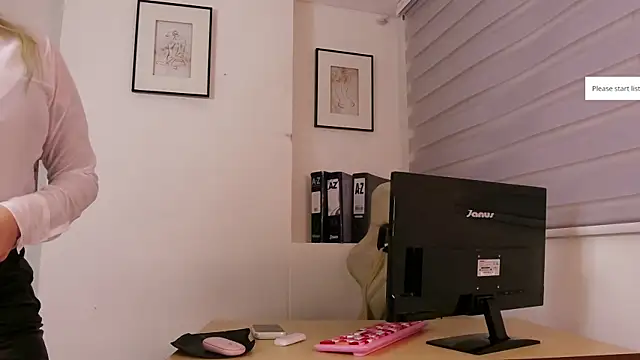 Snapshot of XXMILE chatting on November 9, 2025, 11:30 am XXMILE online show from November 9, 2025, 11:30 am