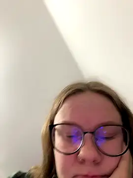 Snapshot of _CherryBloom_ chatting on October 8, 2025, 5:43 pm CherryBloom online show from October 8, 2025, 5:43 pm