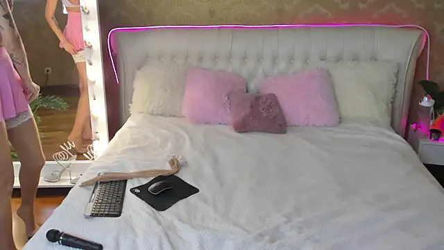 Snapshot of RosieBlossom chatting on September 16, 2025, 5:25 pm RosieBlossom online show from September 16, 2025, 5:25 pm