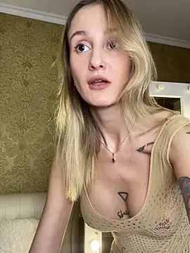 Snapshot of RosieBlossom chatting on October 15, 2025, 7:25 pm RosieBlossom online show from October 15, 2025, 7:25 pm