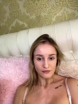 Snapshot of RosieBlossom chatting on October 22, 2025, 9:03 pm RosieBlossom online show from October 22, 2025, 9:03 pm