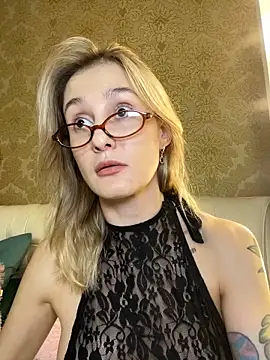 Snapshot of RosieBlossom chatting on November 7, 2025, 8:31 pm RosieBlossom online show from November 7, 2025, 8:31 pm