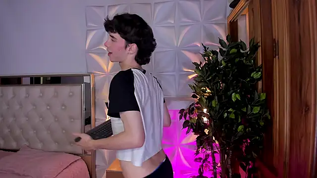 Snapshot of austin_rouse chatting on September 18, 2025, 4:03 am austin rouse online show from September 18, 2025, 4:03 am