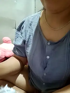 jienrrr online show from April 14, 2026, 10:05 pm