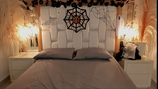 Daphne And Roger online show from October 9, 2025, 1:09 pm