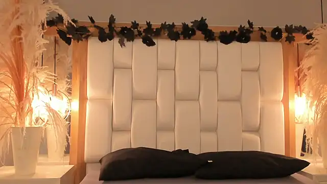 Daphne And Roger online show from December 4, 2025, 10:57 am