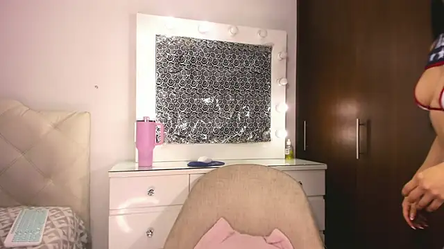 lina quinn online show from July 7, 2026, 1:08 am