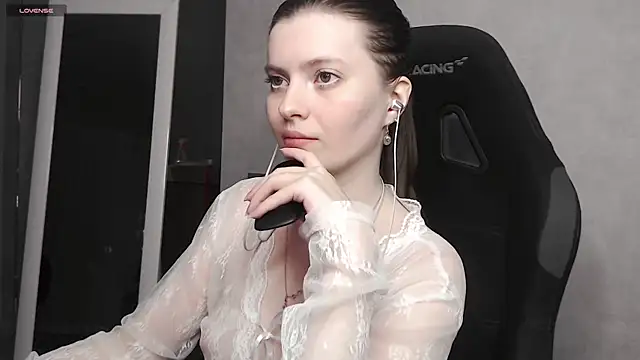 cute elfy  online show from September 28, 2025, 4:45 pm