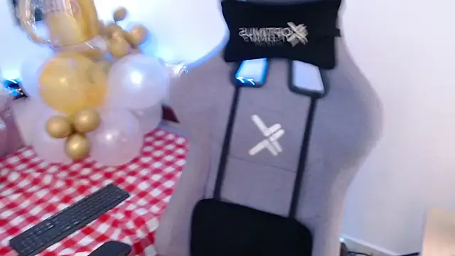 Snapshot of Luna-Gomez chatting on October 2, 2025, 1:29 pm Luna-Gomez online show from October 2, 2025, 1:29 pm