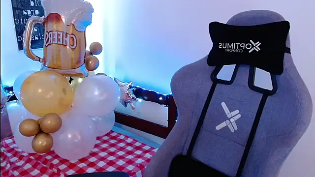 Snapshot of Luna-Gomez chatting on October 3, 2025, 5:10 pm Luna-Gomez online show from October 3, 2025, 5:10 pm