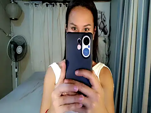 holly bitch online show from July 13, 2026, 1:52 am