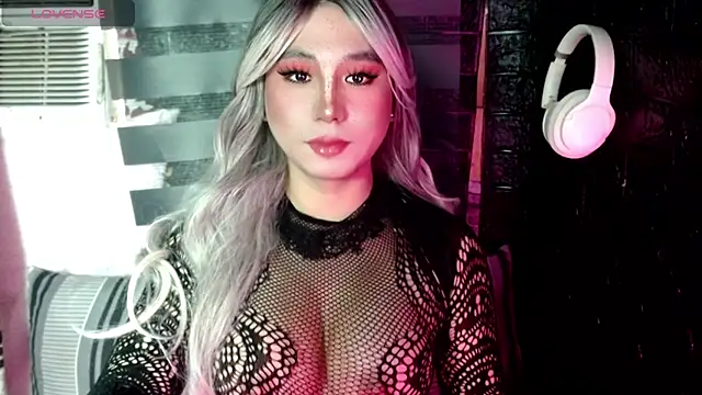 Snapshot of UrhotlucyTS chatting on October 1, 2025, 5:24 am UrhotlucyTS online show from October 1, 2025, 5:24 am