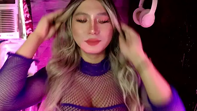 Snapshot of UrhotlucyTS chatting on November 1, 2025, 6:59 am UrhotlucyTS online show from November 1, 2025, 6:59 am