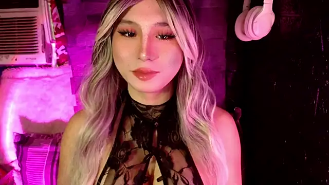 Snapshot of UrhotlucyTS chatting on November 7, 2025, 6:46 am UrhotlucyTS online show from November 7, 2025, 6:46 am