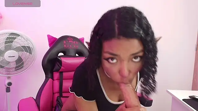 Snapshot of Sweett_m00n chatting on October 1, 2025, 3:23 am Sweett m00n online show from October 1, 2025, 3:23 am