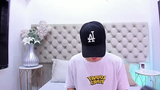 BenitoSaenz online show from November 4, 2025, 12:04 pm